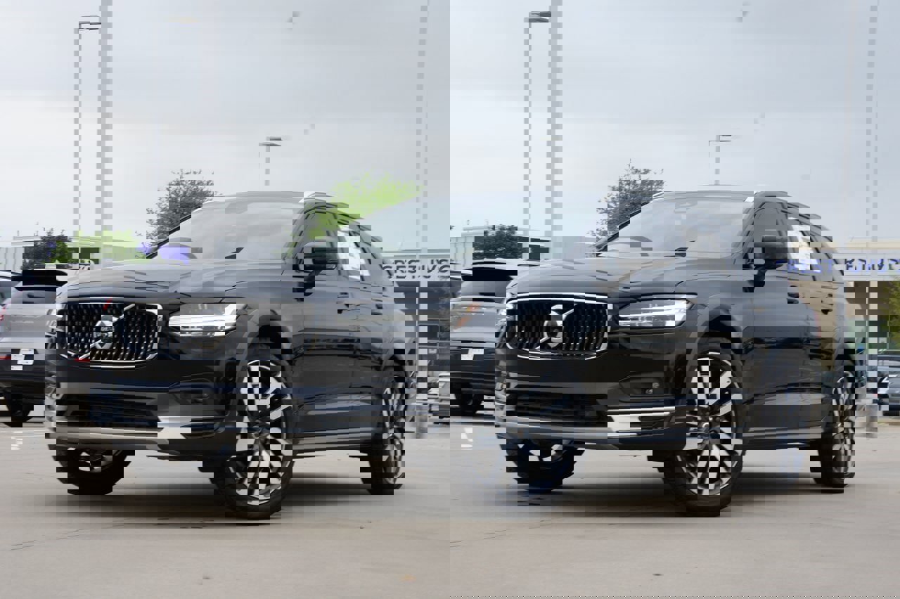 New 2025 Volvo V90 B6 Cross Country Plus w/ Protection Package Premier