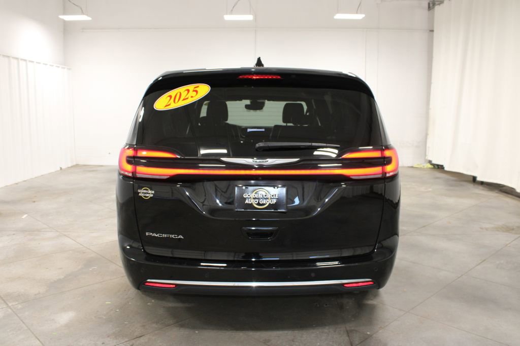 Used 2025 Chrysler Pacifica Select image 8