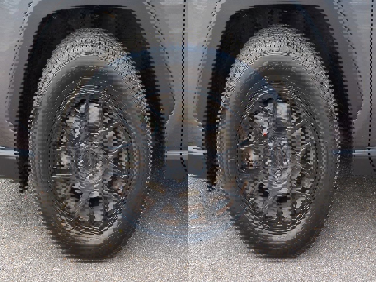 Used 2020 Toyota RAV4 LE FWD image 11