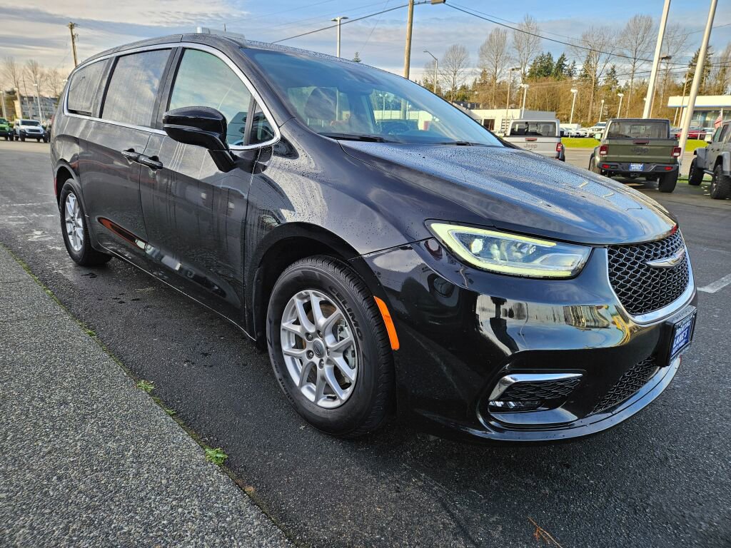 Used 2024 Chrysler Pacifica Touring-L image 7