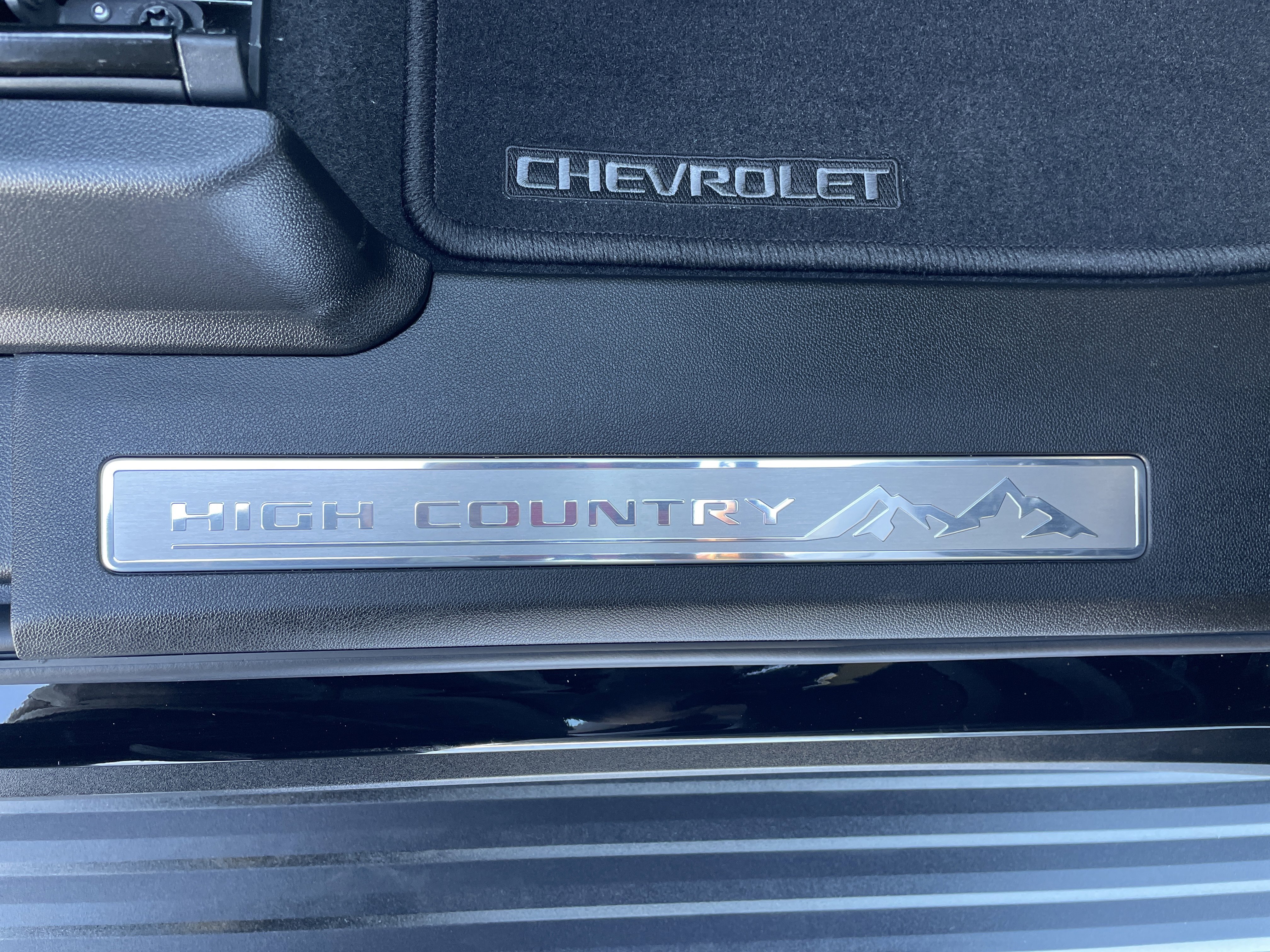 Certified 2025 Chevrolet Suburban High Country image 32