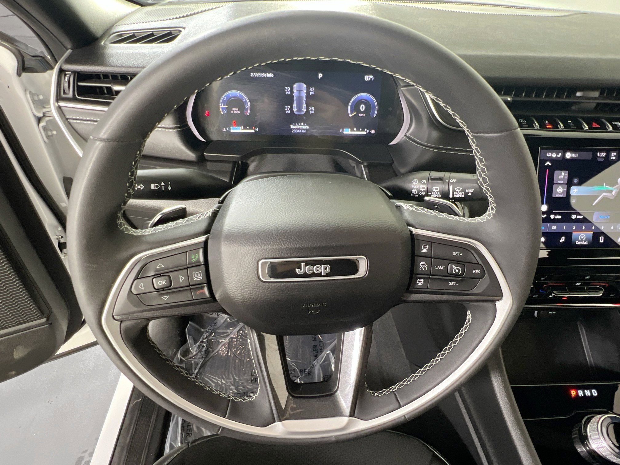 Used 2023 Jeep Grand Cherokee Altitude image 11