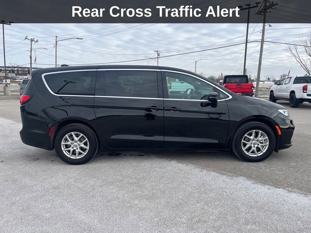 Used 2025 Chrysler Pacifica Select image 8