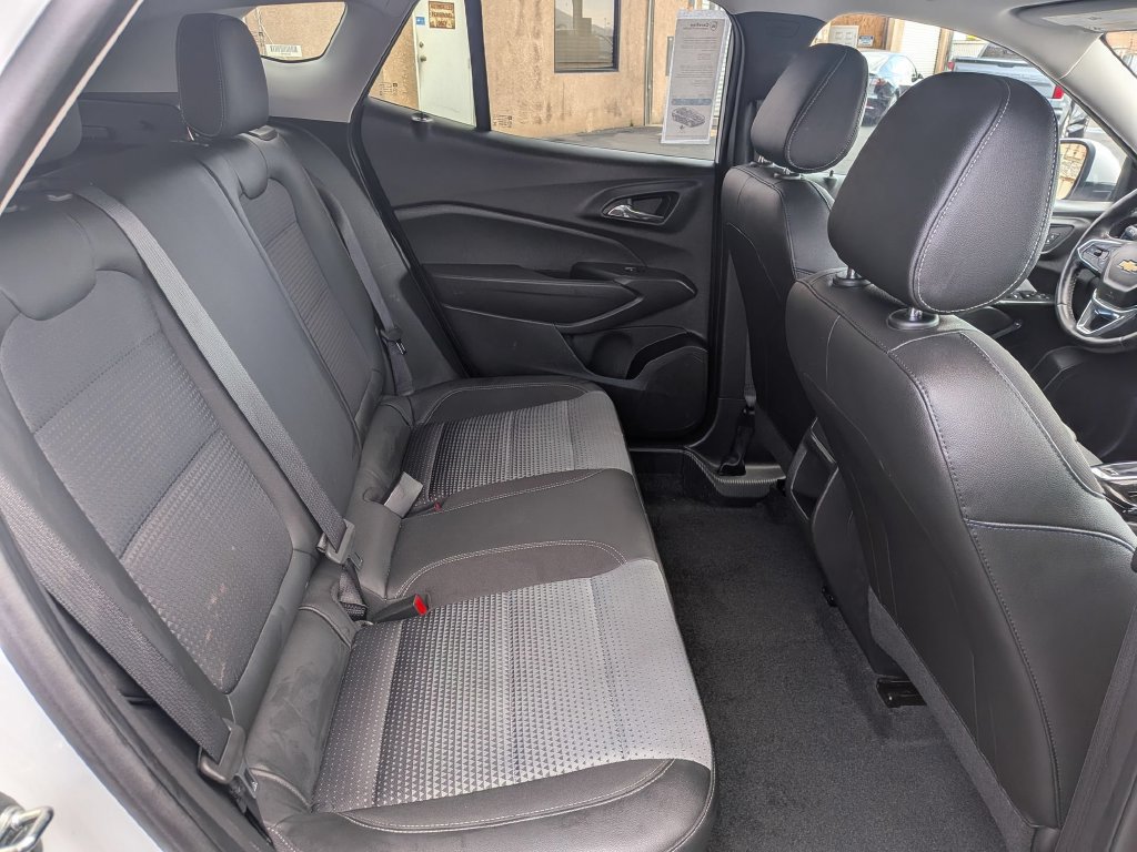 Used 2025 Chevrolet Trax LT w/ LT Convenience Package FWD image 29