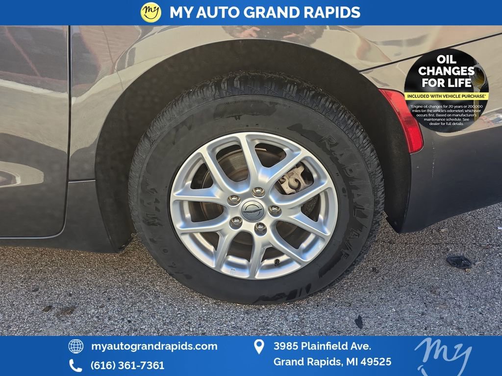 Used 2023 Chrysler Pacifica Touring-L image 29