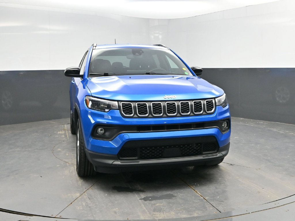 Used 2024 Jeep Compass Latitude AWD/4WD image 2