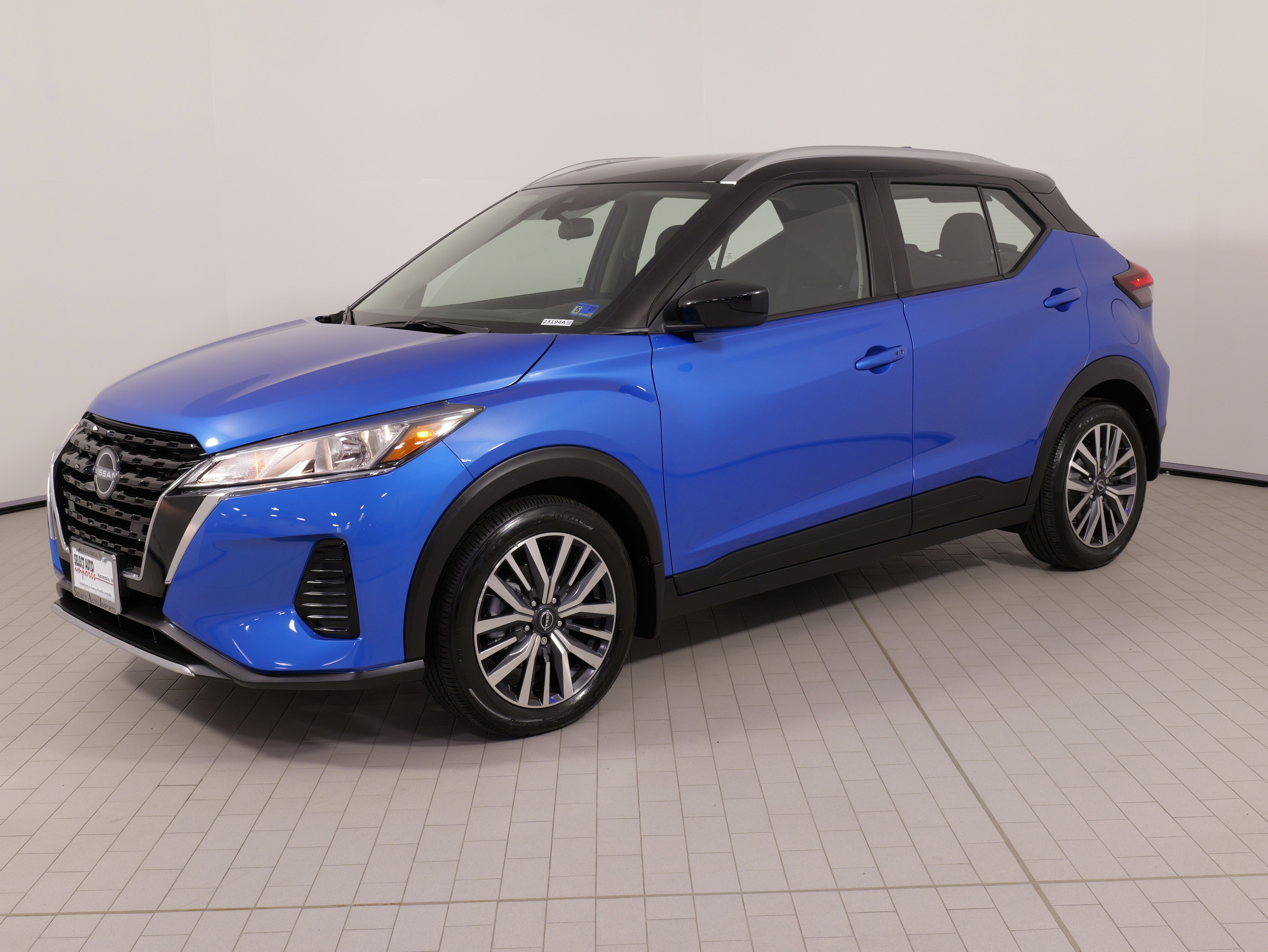 Used 2023 Nissan Kicks SV FWD image 1