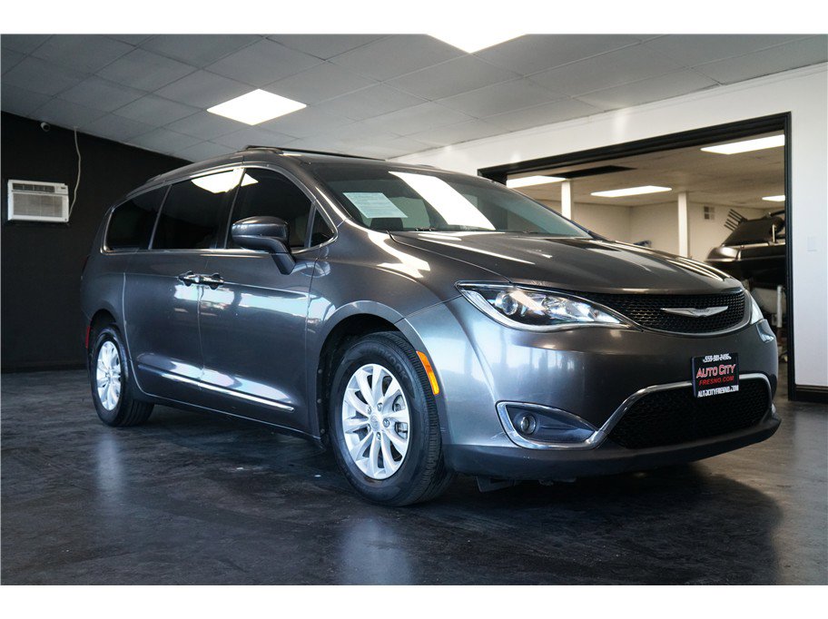 Used 2017 Chrysler Pacifica Touring-L image 1