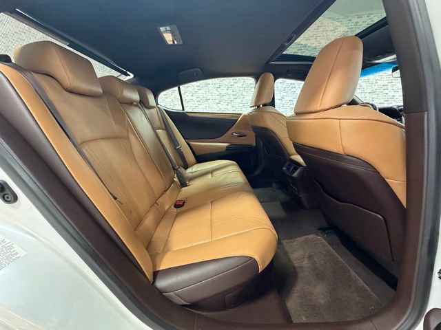 Used 2019 Lexus ES 300h w/ Luxury Package image 11