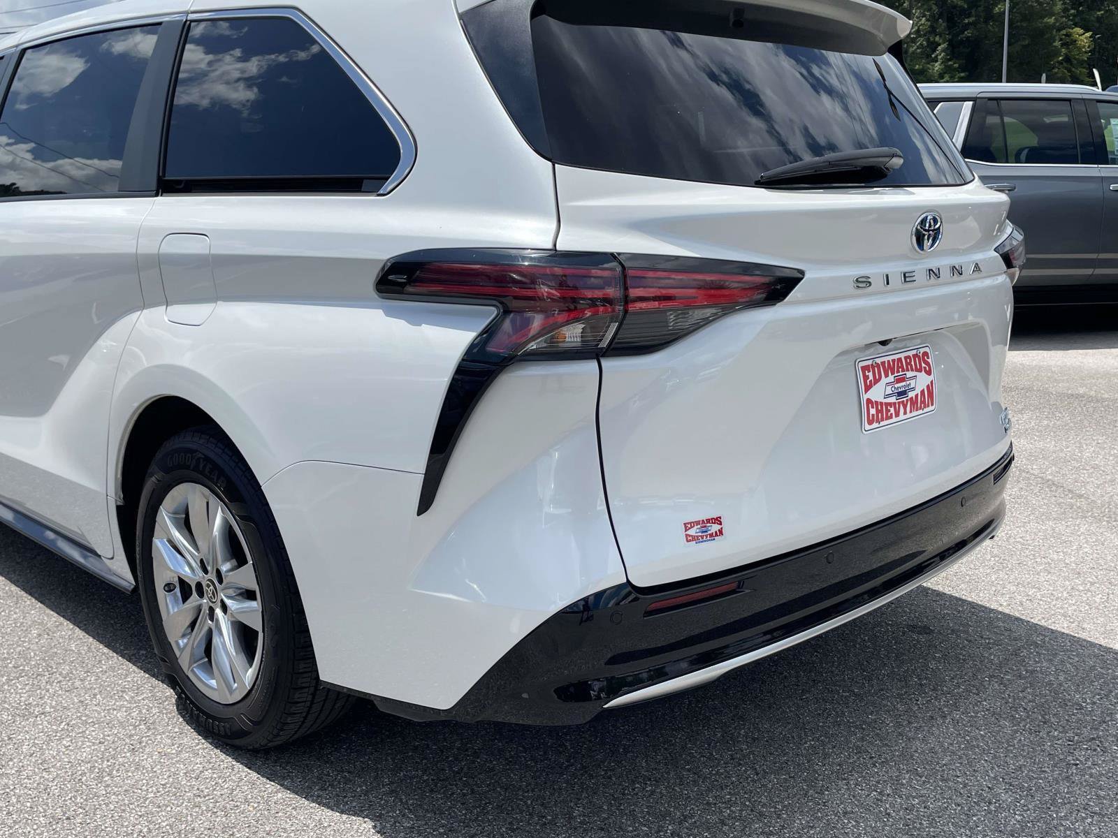 Used 2023 Toyota Sienna Limited FWD image 31