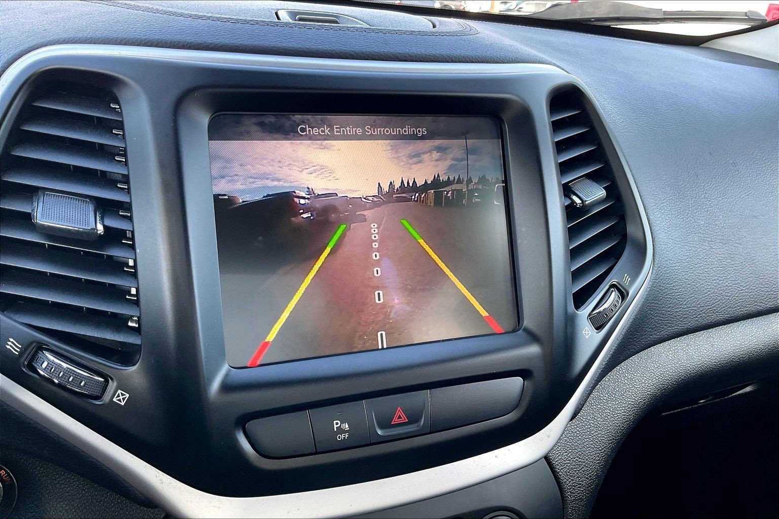 Used 2018 Jeep Cherokee Latitude Plus w/ Comfort/Convenience Group image 21