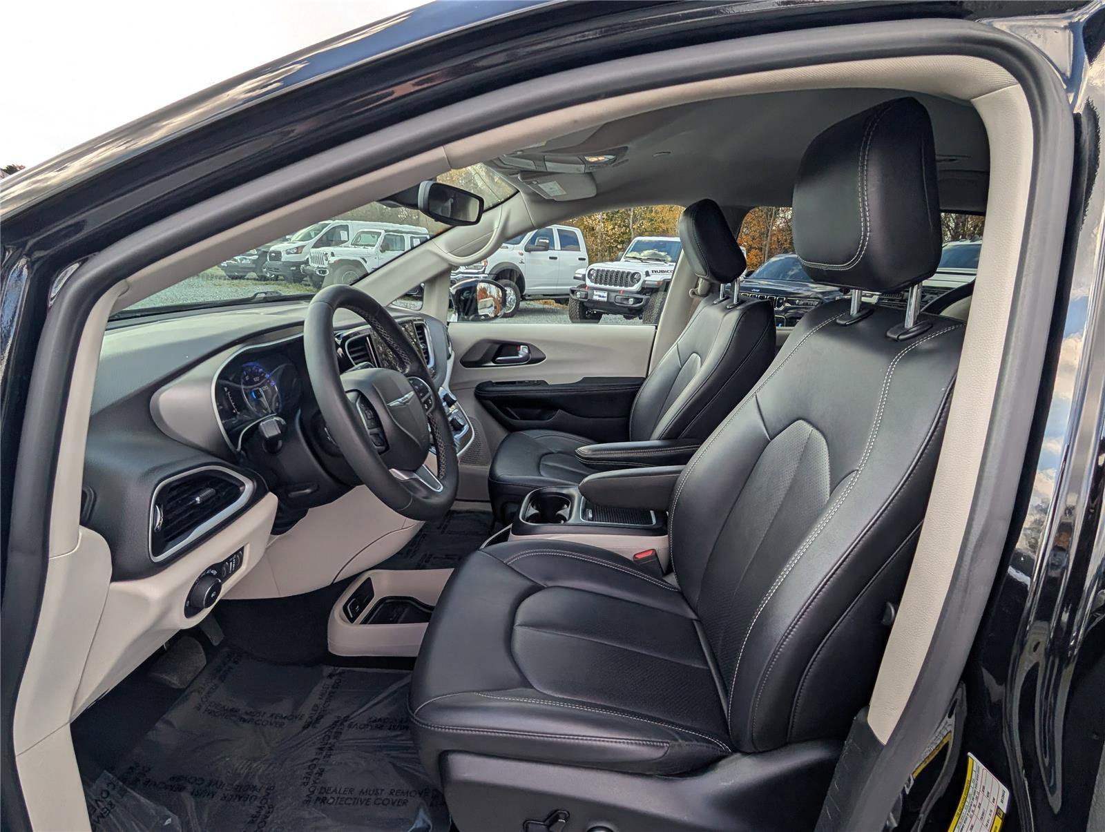 Used 2024 Chrysler Pacifica Touring-L image 15