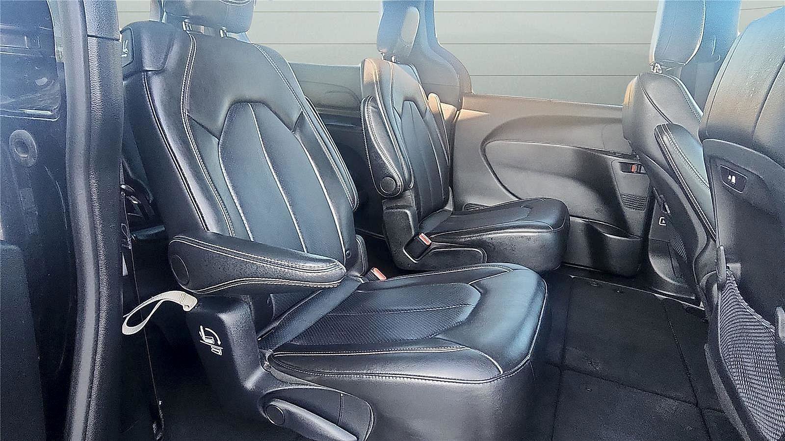 Used 2025 Chrysler Pacifica Select image 23