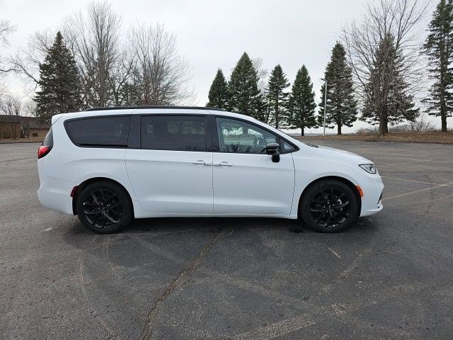 Used 2025 Chrysler Pacifica Limited image 7