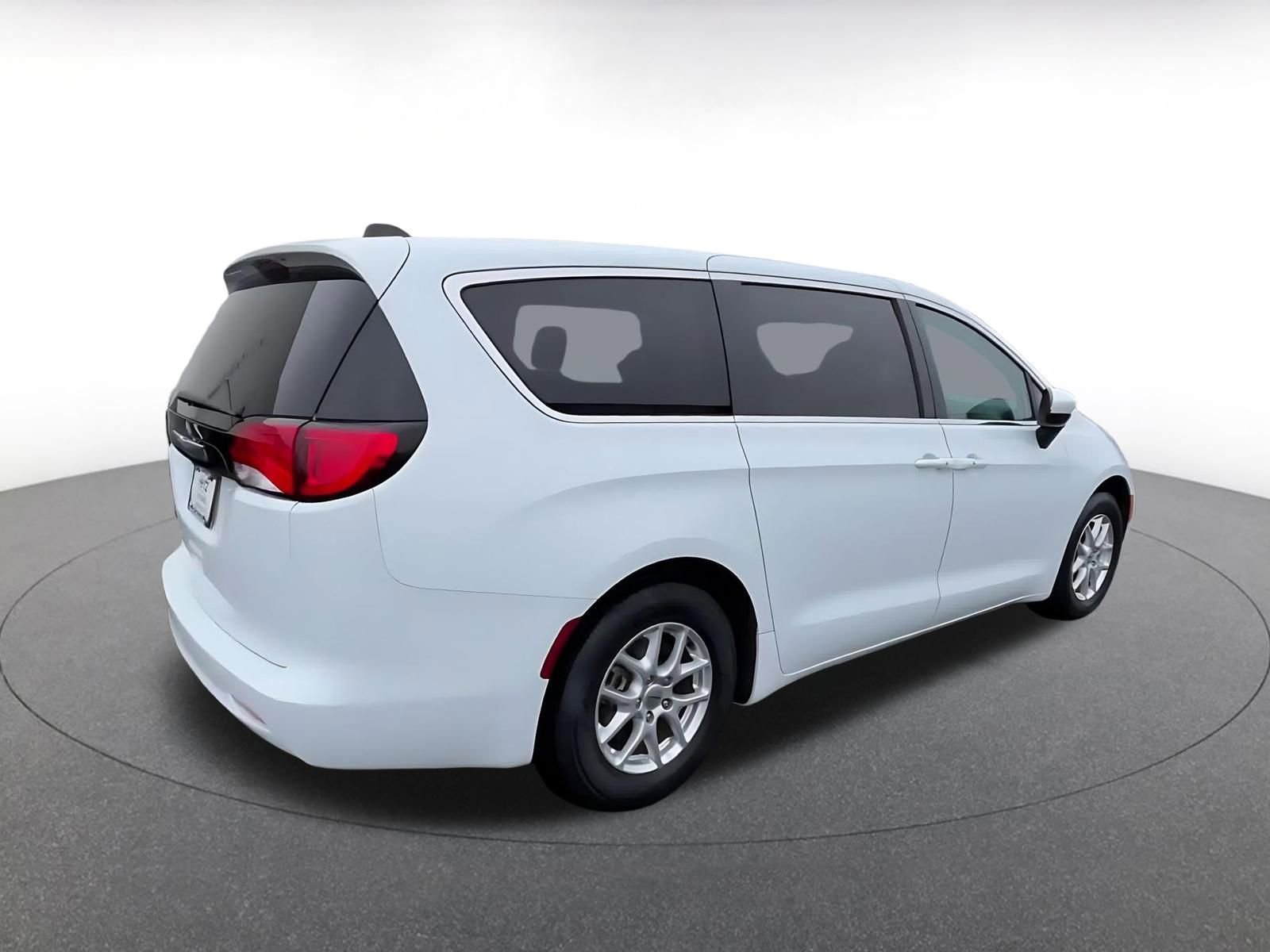 Used 2023 Chrysler Voyager LX image 15