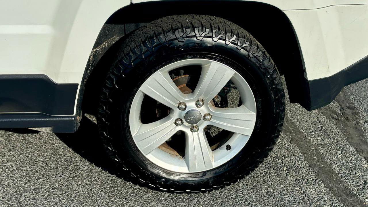 Used 2015 Jeep Patriot Latitude AWD/4WD image 9