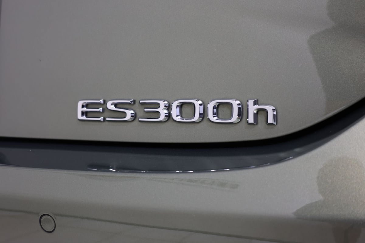 Used 2024 Lexus ES 300h Ultra Luxury w/ Accessory Package (Z2) FWD image 16