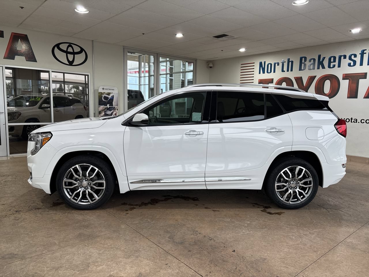 Used 2024 GMC Terrain Denali w/ LPO, Cargo Package AWD/4WD image 7