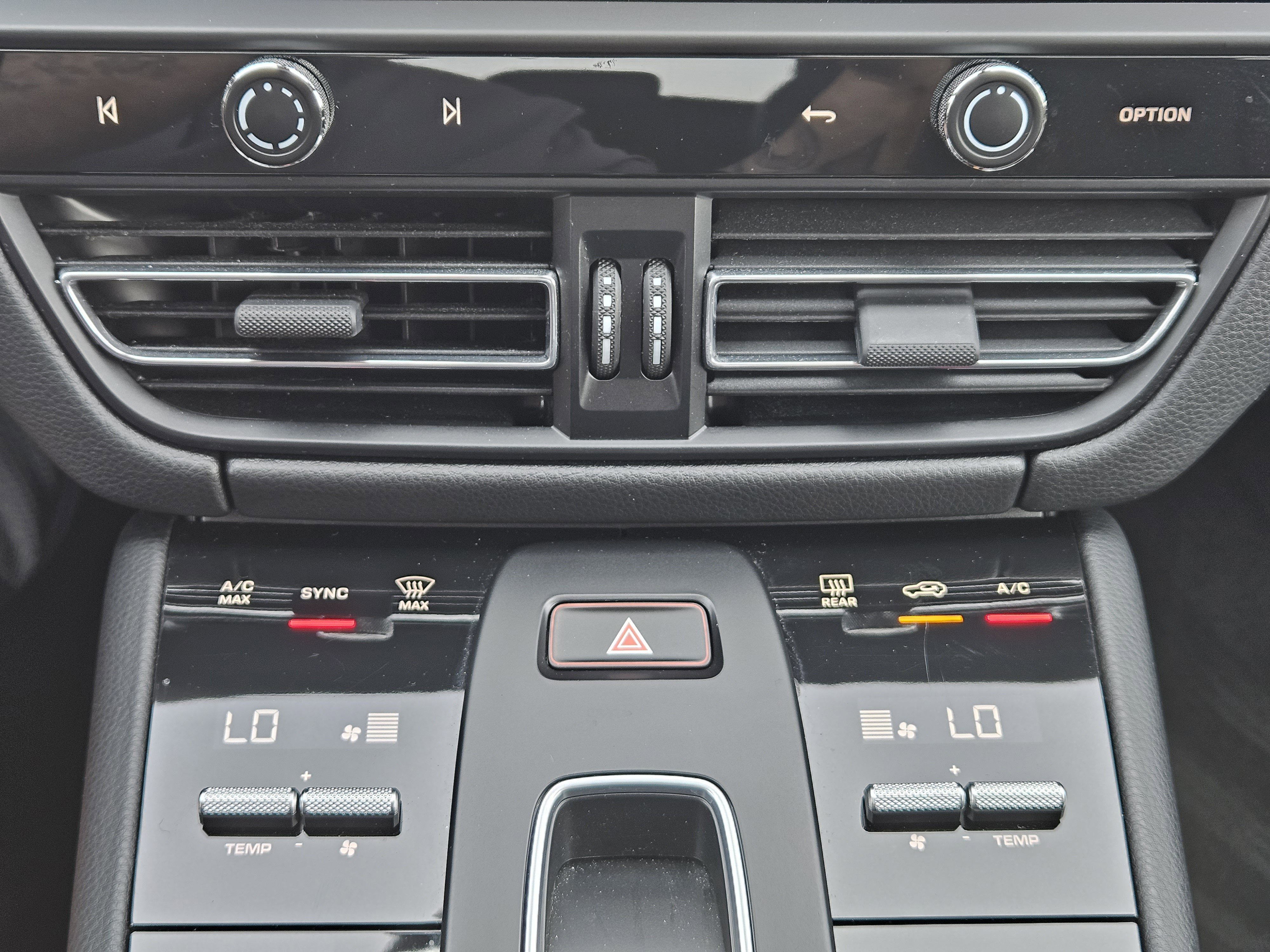 Certified 2023 Porsche Macan Turbo AWD/4WD image 19