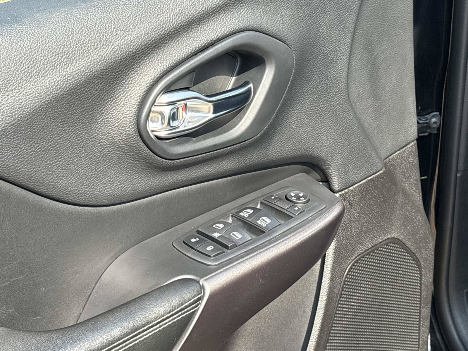 Used 2019 Jeep Cherokee Latitude Plus w/ Comfort/Convenience Group FWD image 17