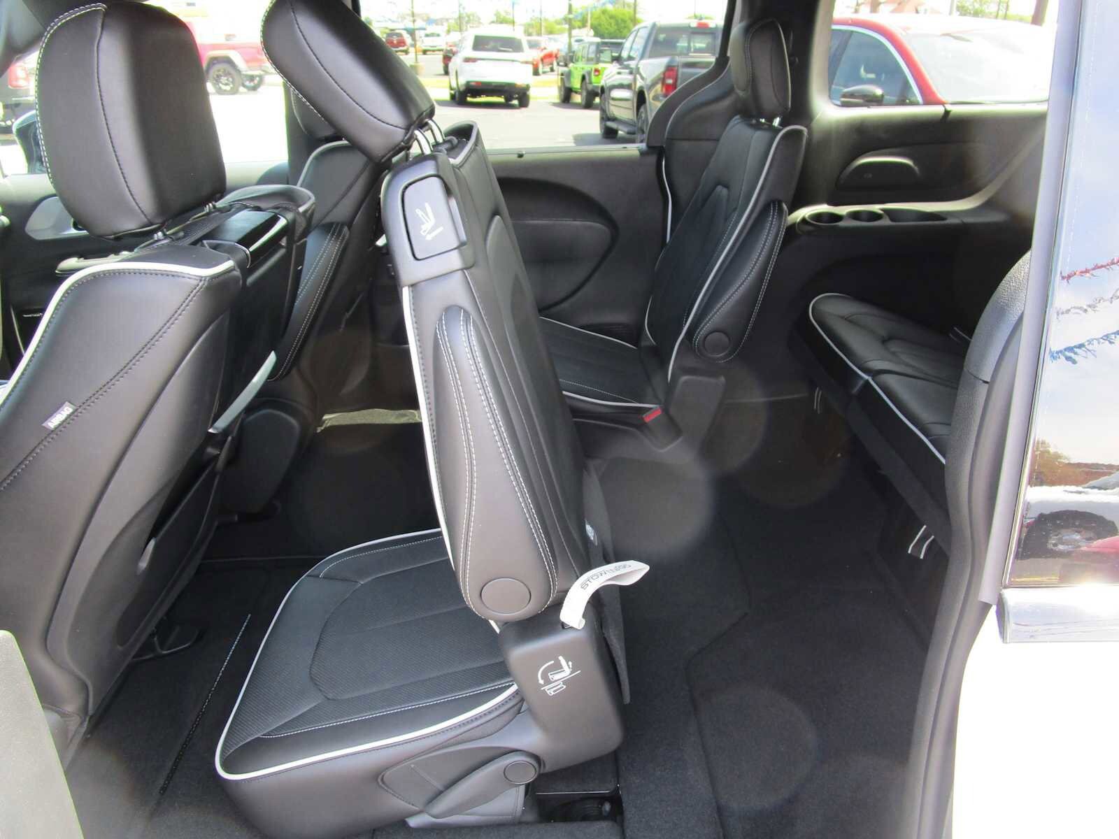 New 2026 Chrysler Pacifica Limited w/ Uconnect Theater Family Group image 22