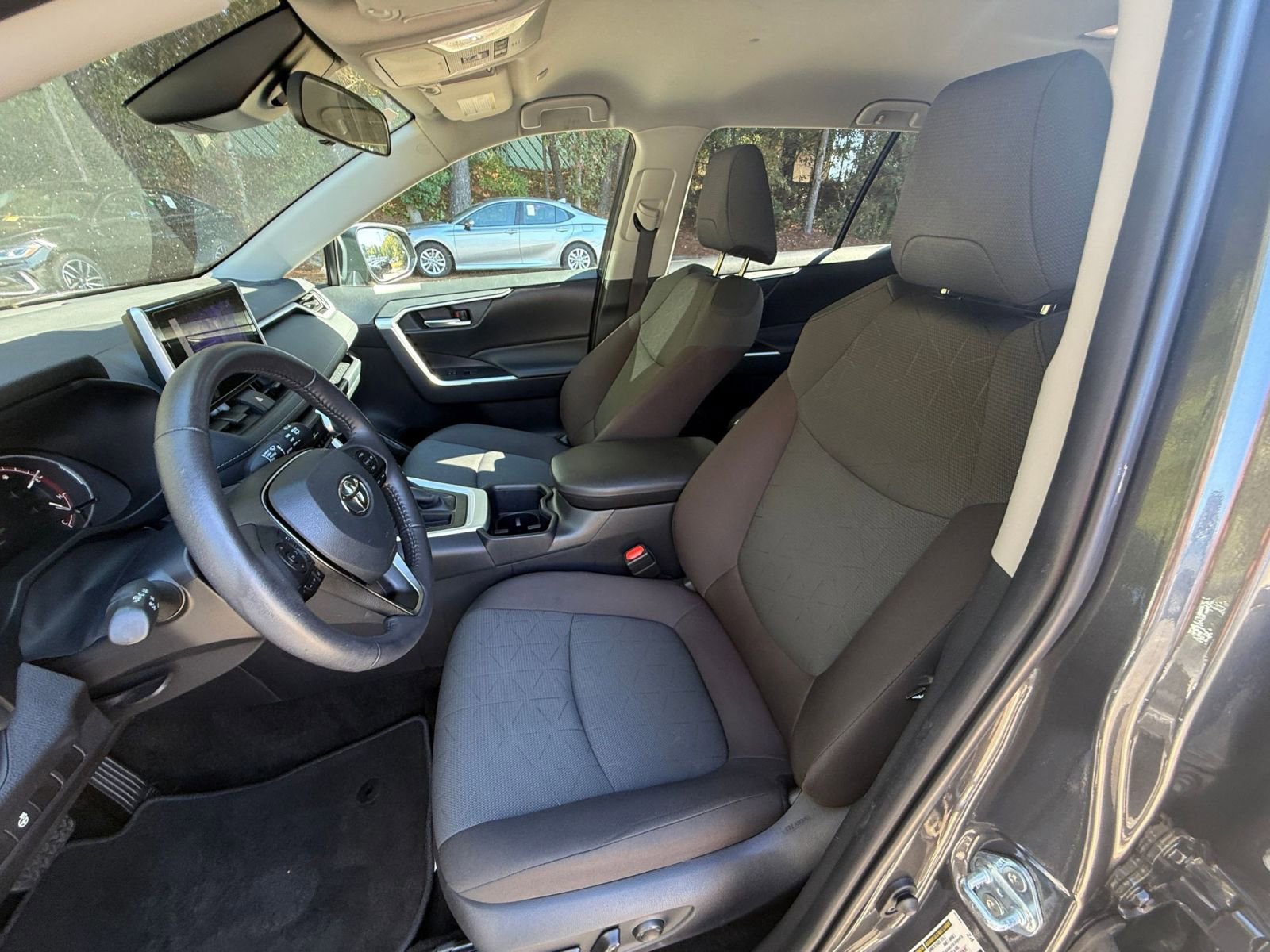 Used 2025 Toyota RAV4 XLE image 27