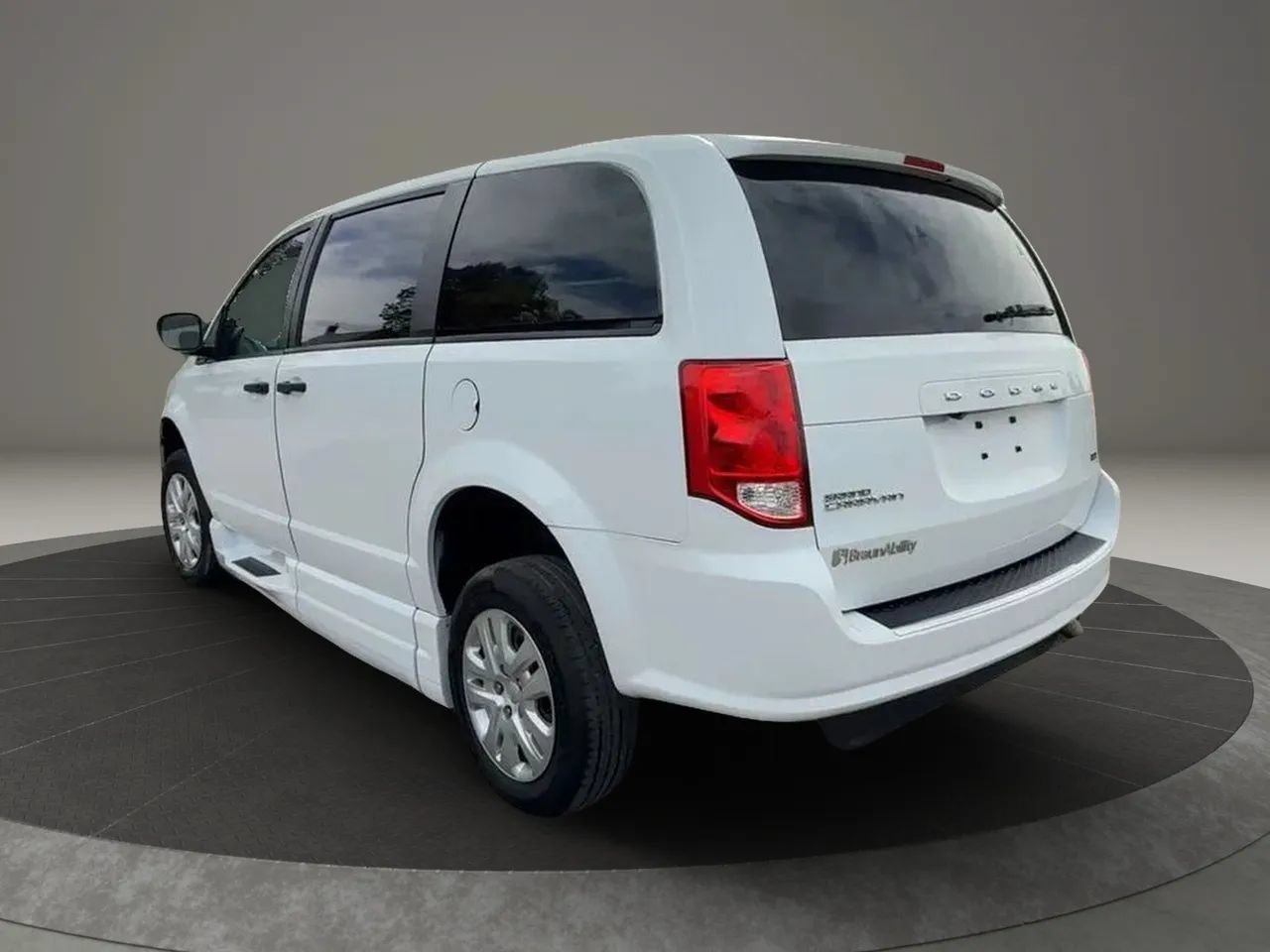 Used 2019 Dodge Grand Caravan SE FWD image 4
