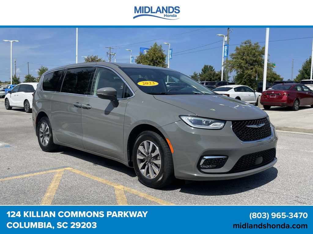 Used 2023 Chrysler Pacifica Touring-L FWD image 1