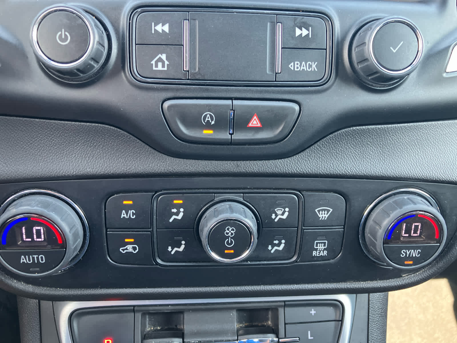 Used 2024 GMC Terrain SLT image 28