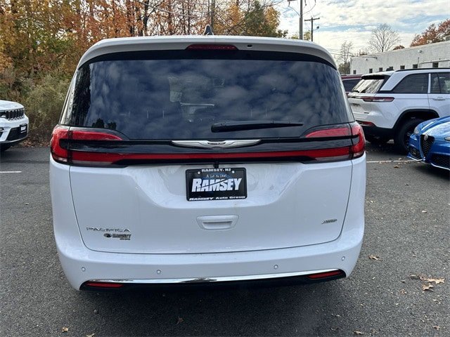 New 2026 Chrysler Pacifica Select AWD/4WD image 7