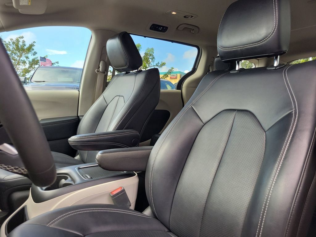 Used 2024 Chrysler Pacifica Touring-L FWD image 23