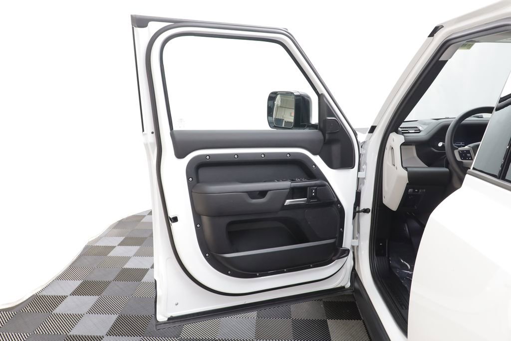 Used 2025 Land Rover Defender 130 S image 5