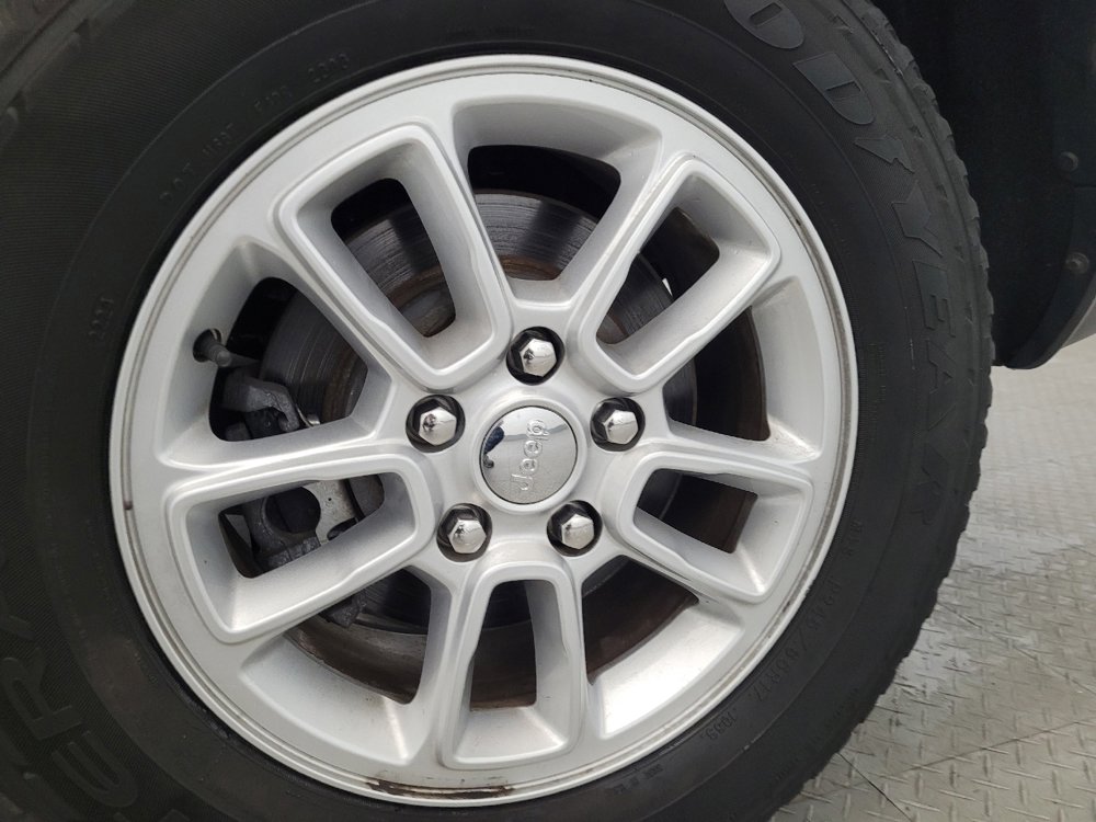 Used 2020 Jeep Grand Cherokee Laredo image 31