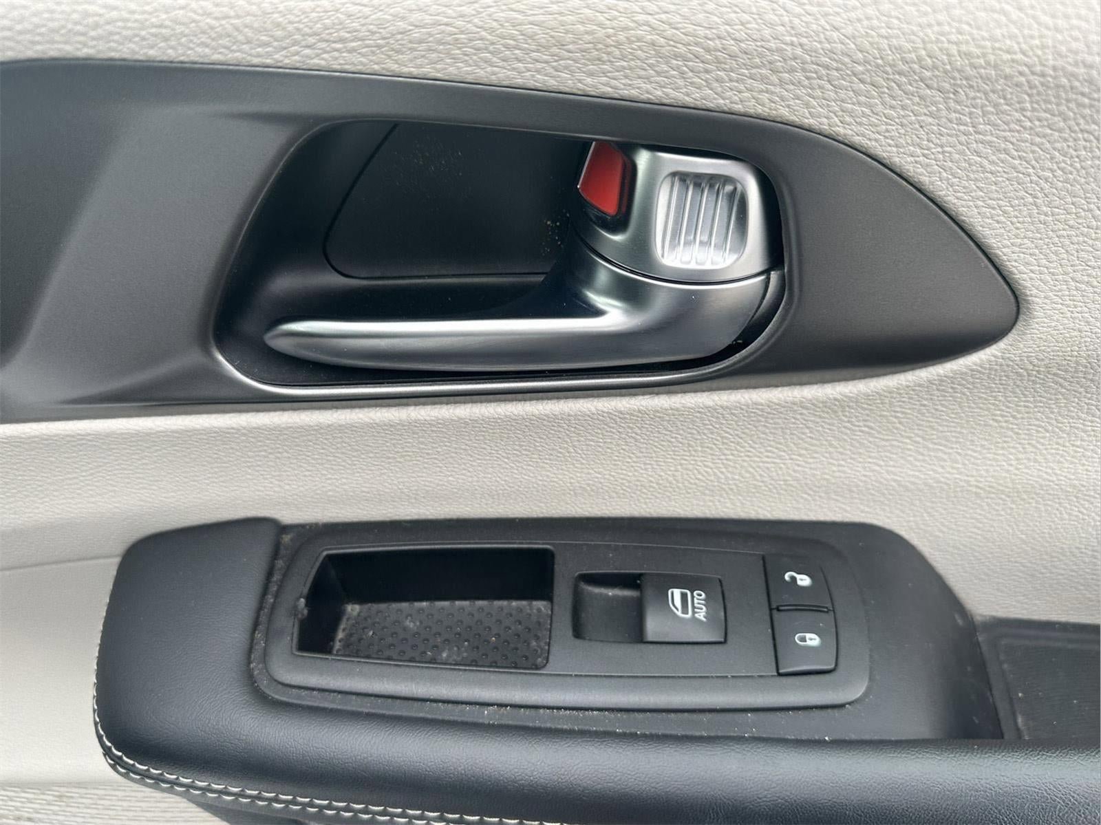 Used 2024 Chrysler Pacifica Select FWD image 49