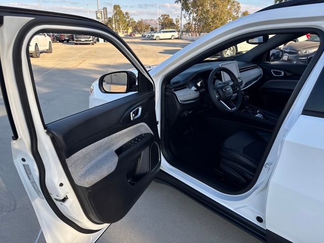 Used 2024 Jeep Compass Latitude image 28