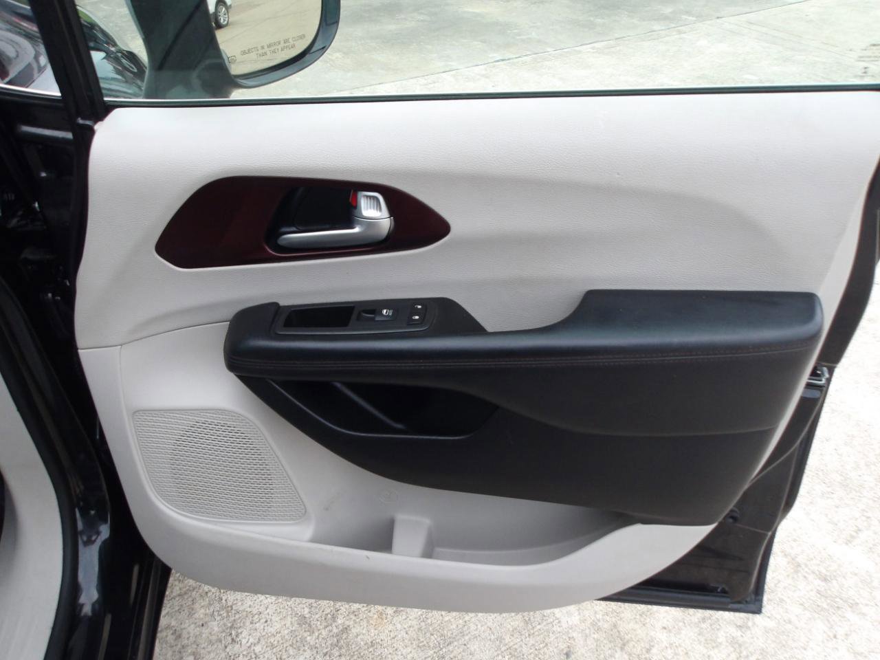 Used 2020 Chrysler Pacifica Limited FWD image 9