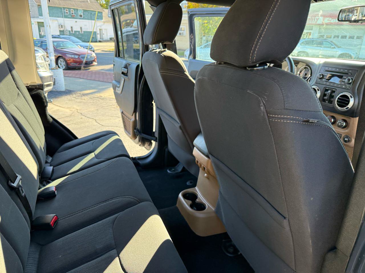 Used 2018 Jeep Wrangler Unlimited Rubicon w/ Connectivity Group AWD/4WD image 35