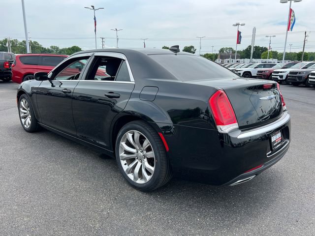 Used 2018 Chrysler 300 Touring w/ Chrome Appearance Package RWD image 5