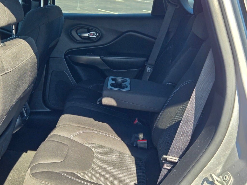 Used 2020 Jeep Cherokee Latitude AWD/4WD image 16