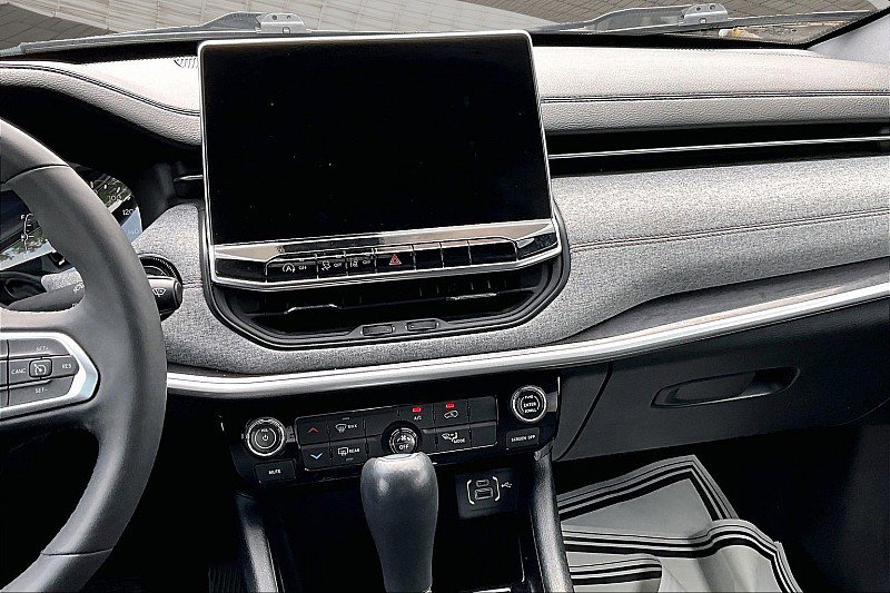 Used 2023 Jeep Compass Latitude AWD/4WD image 5