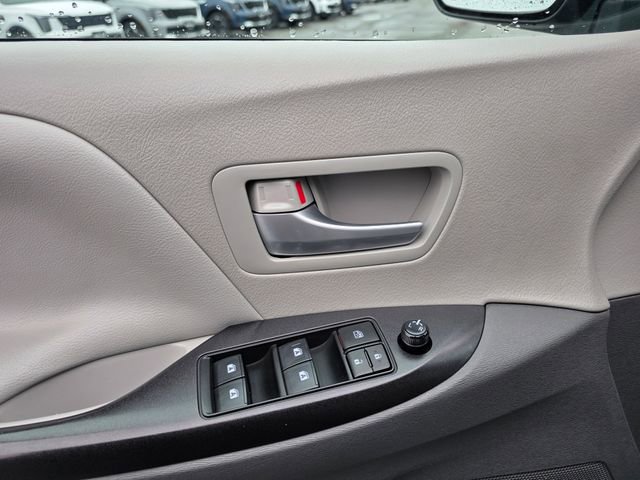 Used 2017 Toyota Sienna LE image 25