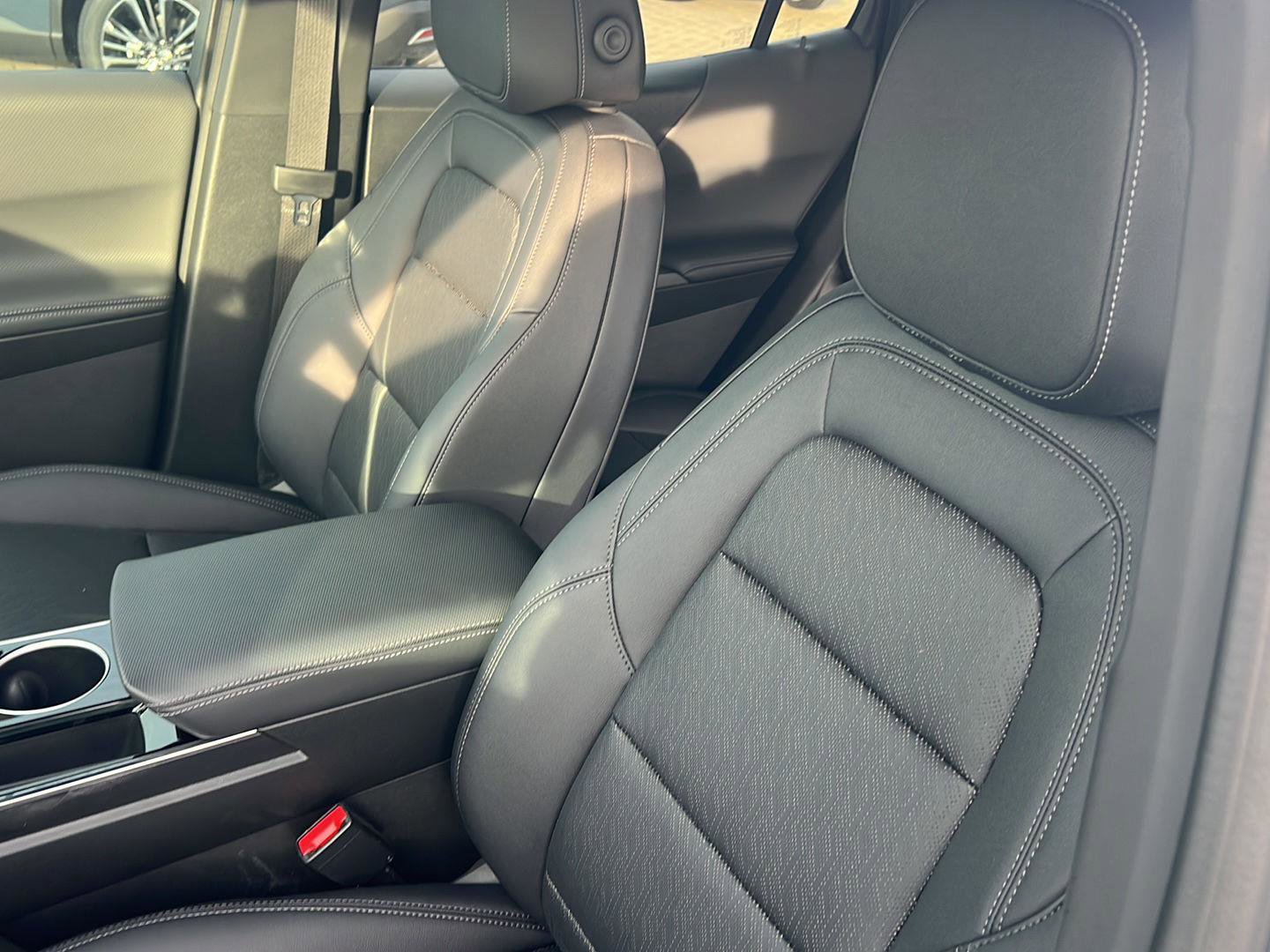 Used 2025 Chevrolet Equinox LT w/ Convenience Package II image 28