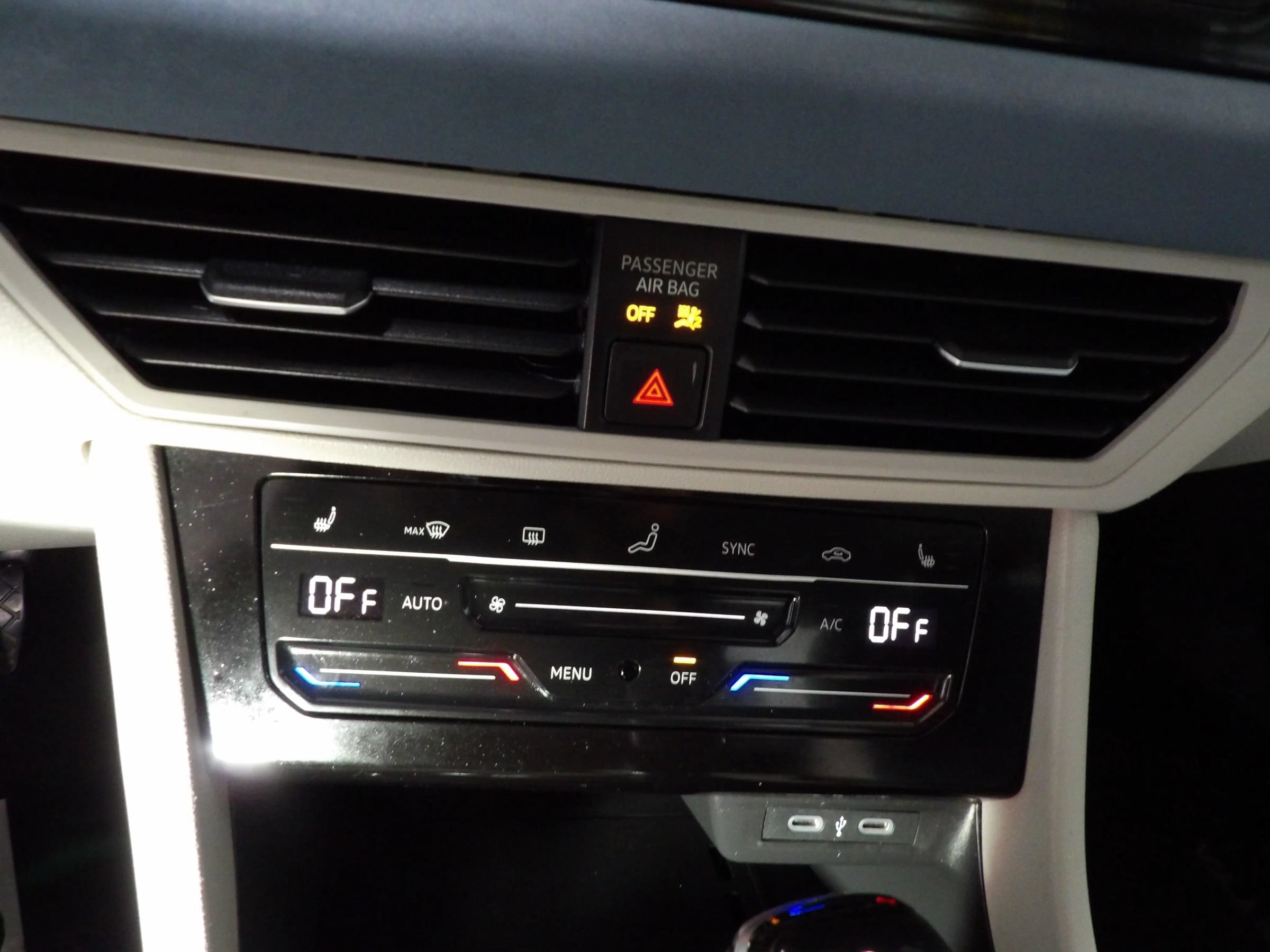 Used 2025 Volkswagen Jetta SE w/ Sunroof Package FWD image 16
