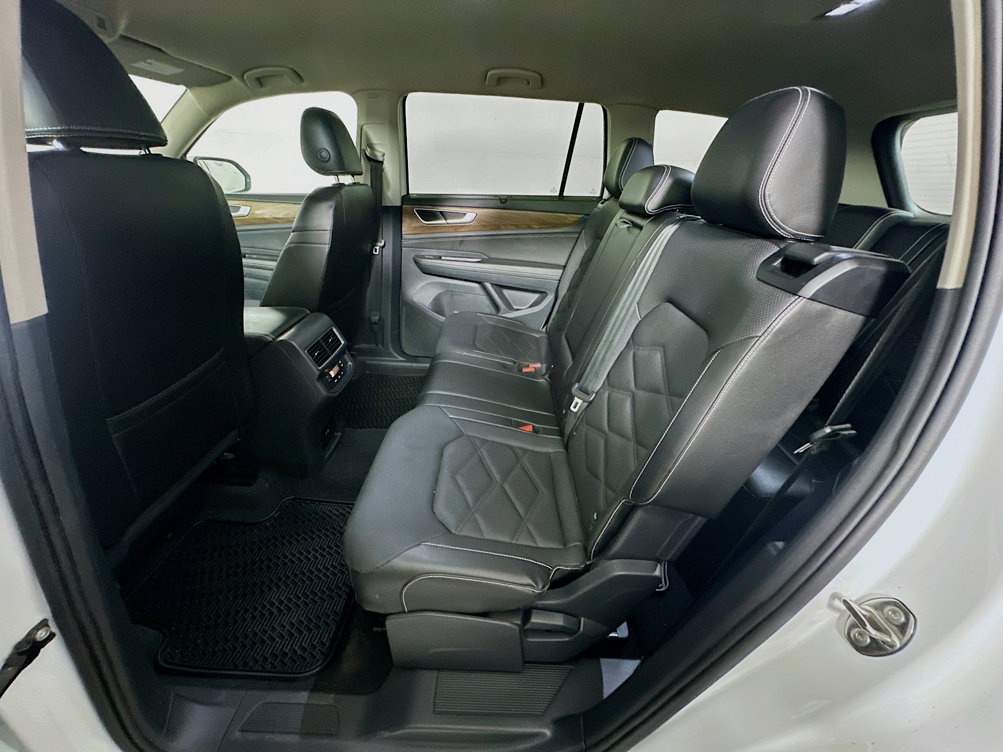 Used 2024 Volkswagen Atlas SE w/ Black Wheel Package FWD image 29