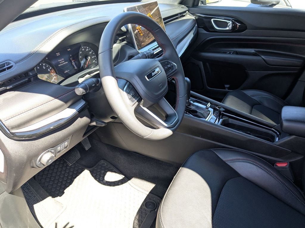 Used 2025 Jeep Compass Trailhawk AWD/4WD image 14