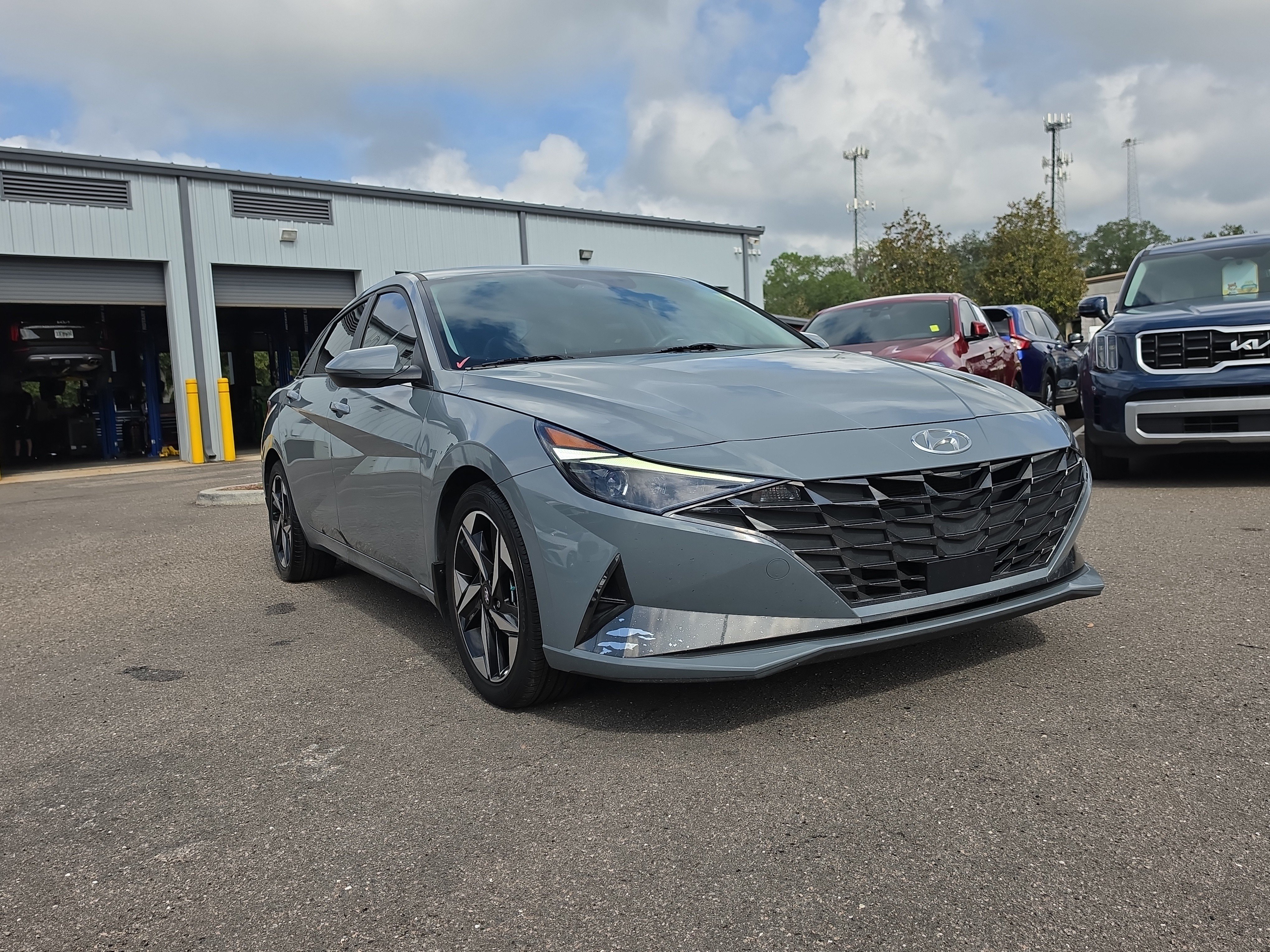 Used 2022 Hyundai Elantra Limited FWD image 2