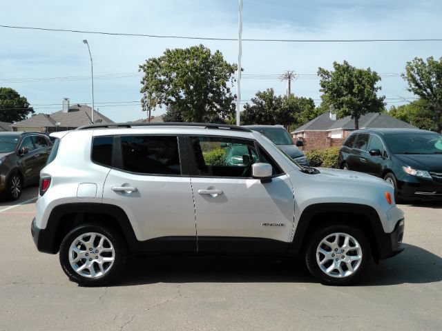 Used 2017 Jeep Renegade Latitude w/ Cold Weather Group AWD/4WD image 5