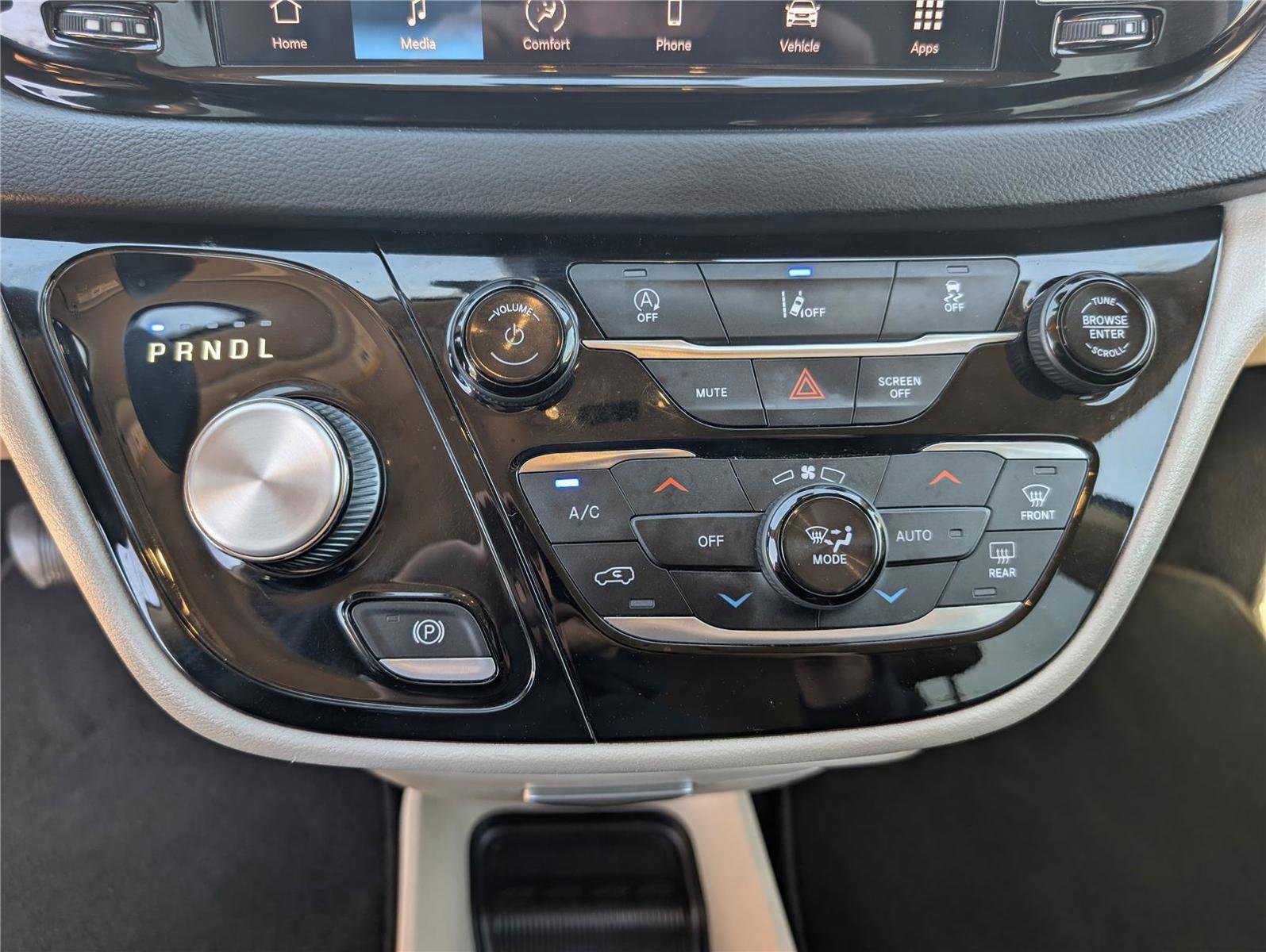 Used 2022 Chrysler Pacifica Touring-L image 17