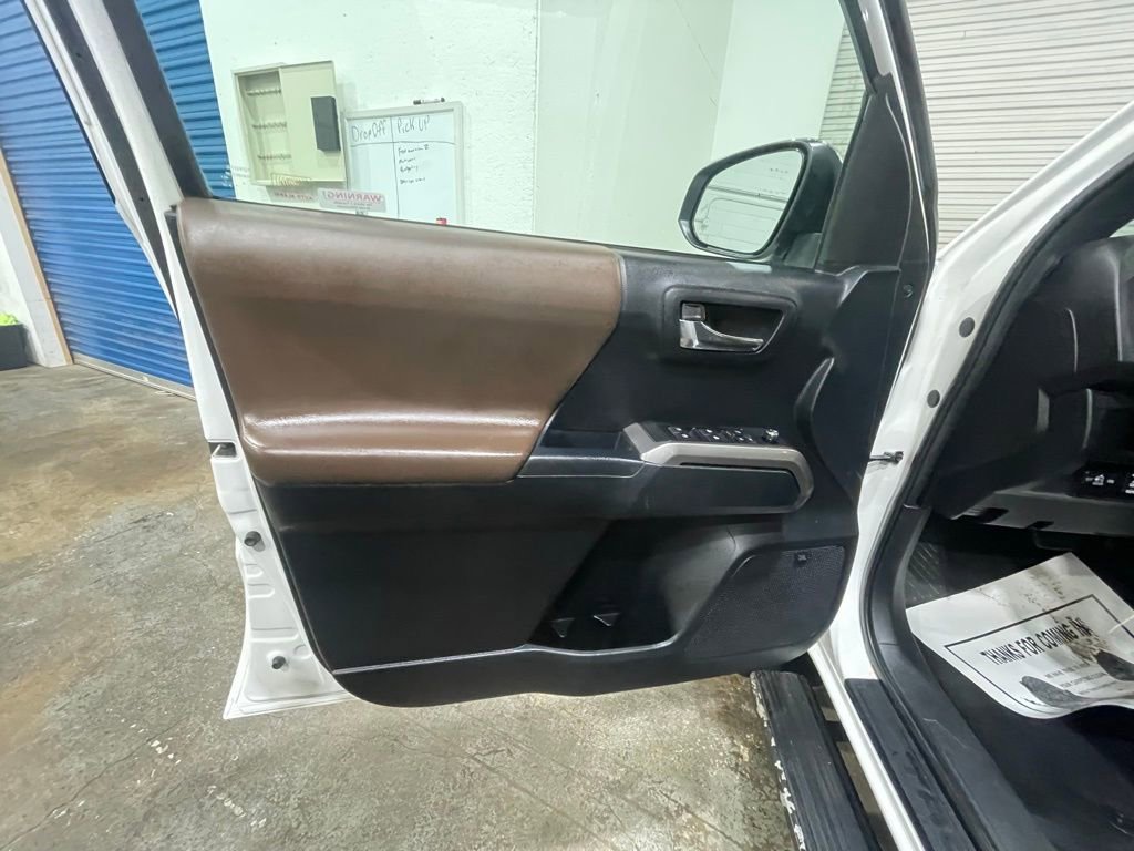 Used 2016 Toyota Tacoma Limited w/ Towing Package AWD/4WD image 11