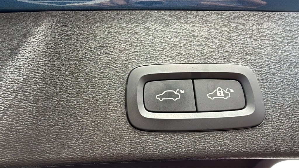 Used 2020 Volvo XC40 T5 R-Design w/ Protection Package Premier image 29